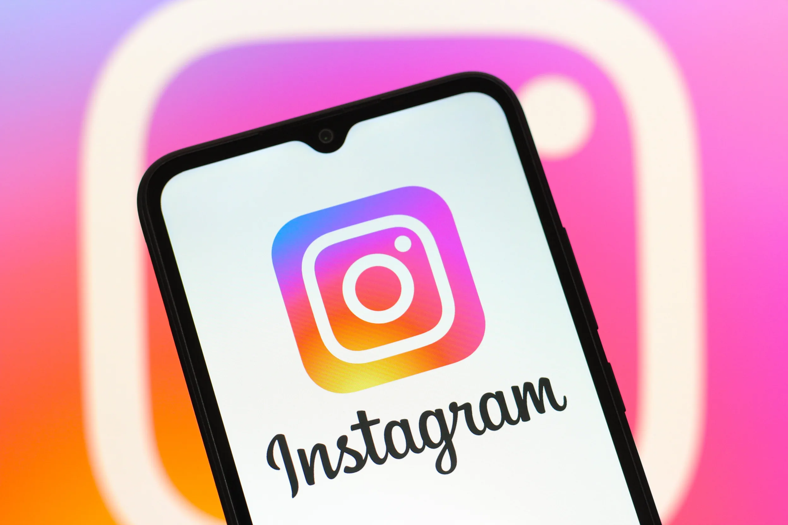 Exploring the Impact of i̇ns on Social Media and Online Communities